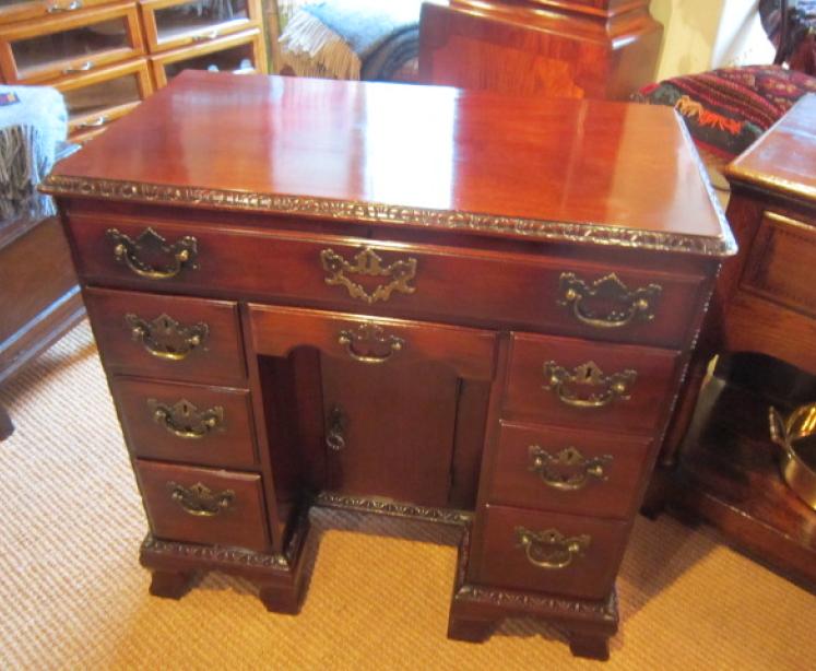 Stunning George II Red Walnut Kneehole Desk - Image 5