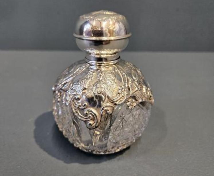 Fine Quality Edwardian Silver Overlaid Scent Bottle - Image 1