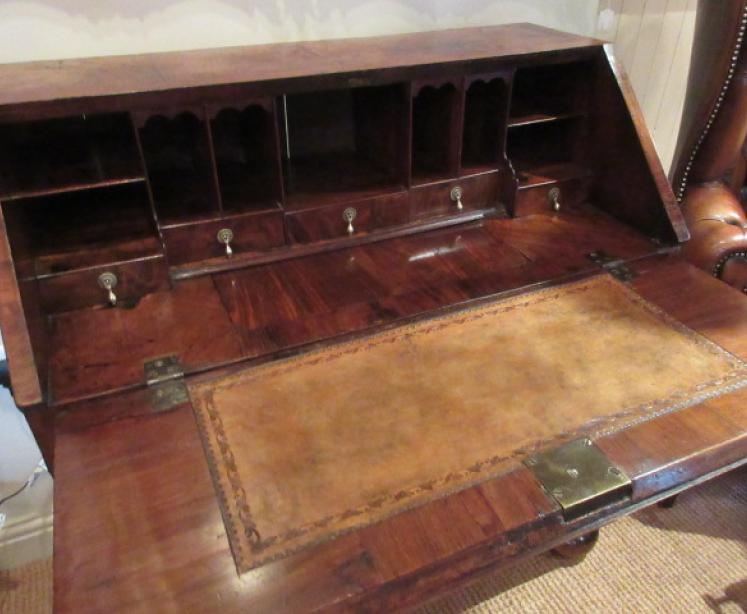 Outstanding William & Mary Period Figured Walnut Bureau - Image 4