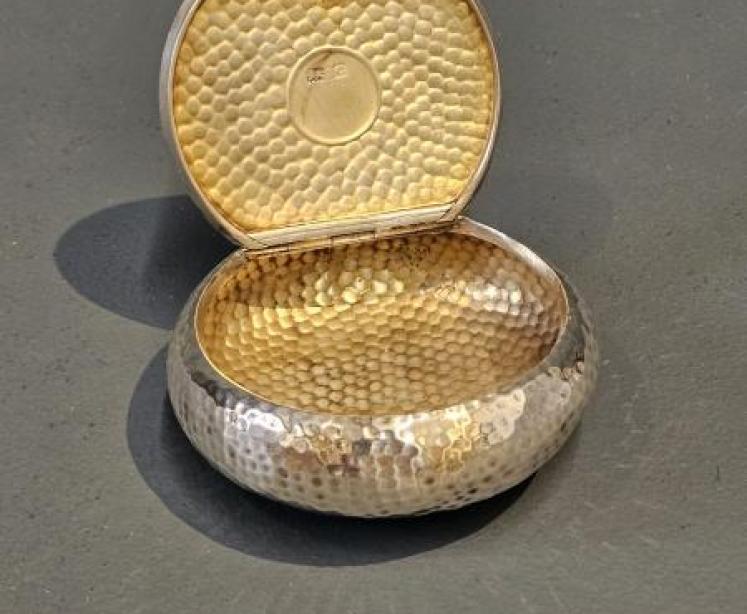 Unusual Planished Silver Squeeze Tobacco Box - Image 4