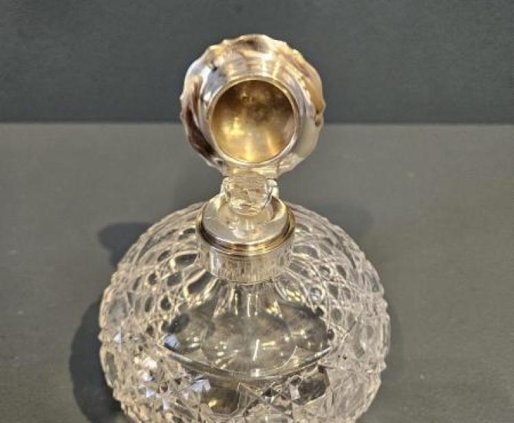 Silver and Yellow Engine Turned Enamel Topped Crystal Scent Bottle - Image 3