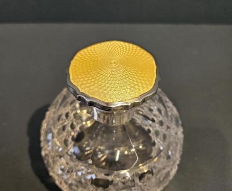 Silver and Yellow Engine Turned Enamel Topped Crystal Scent Bottle - Image 4