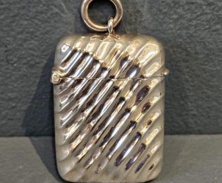 Unusual Victorian Silver Wavy & Ribbed Vesta Case - Image 4