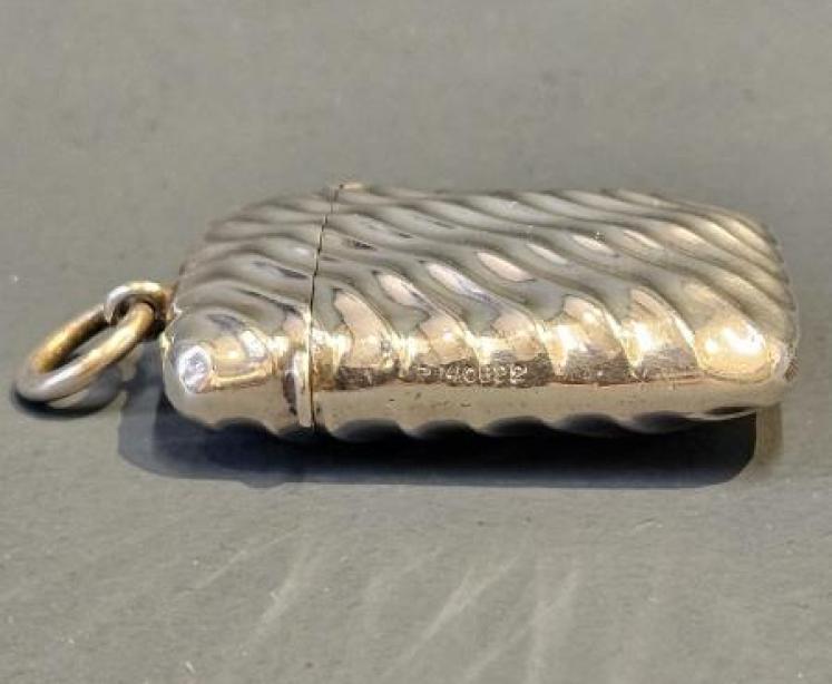 Unusual Victorian Silver Wavy & Ribbed Vesta Case - Image 5