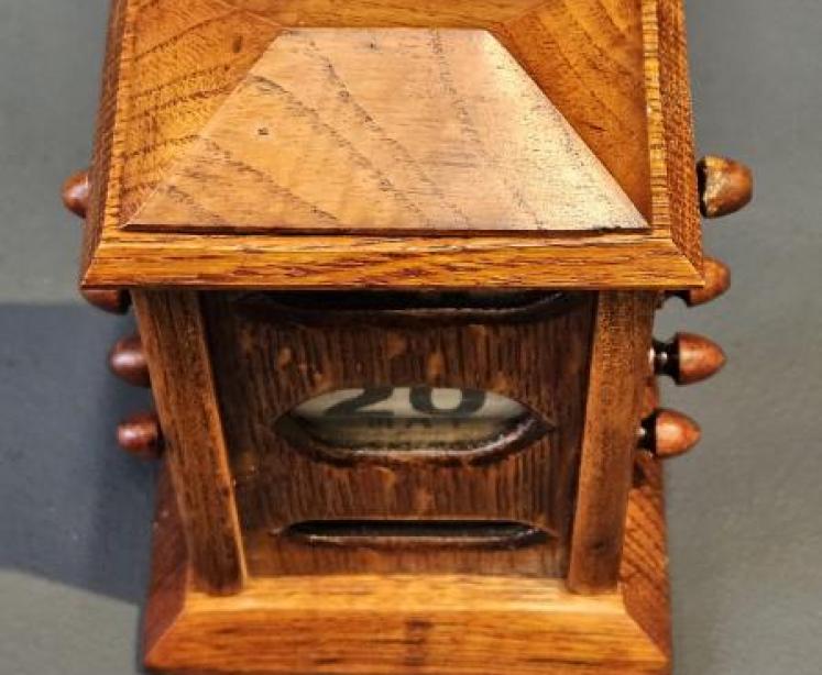 Small Late Victorian Oak Perpetual Desk Calendar - Image 5