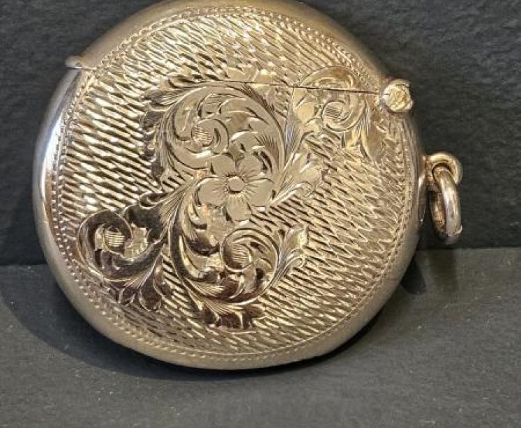 Fine Quality Edwardian Engraved Silver Circular Vesta Case - Image 1
