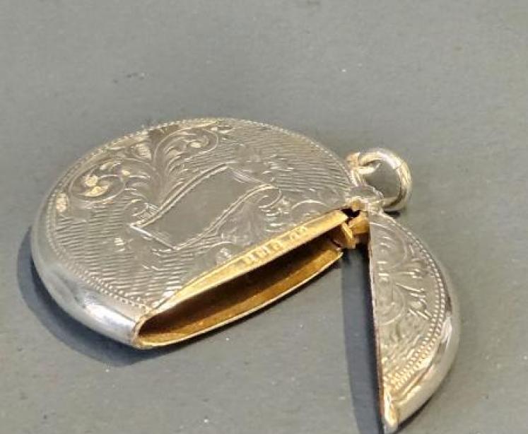 Fine Quality Edwardian Engraved Silver Circular Vesta Case - Image 2
