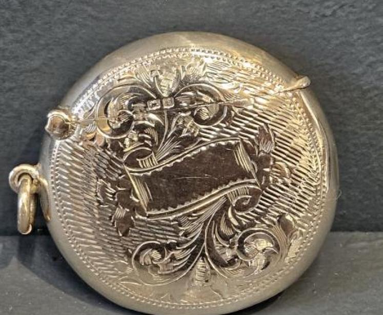 Fine Quality Edwardian Engraved Silver Circular Vesta Case - Image 3
