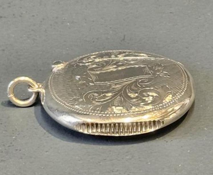 Fine Quality Edwardian Engraved Silver Circular Vesta Case - Image 5
