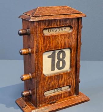 Victorian Oak Perpetual Desk Calendar