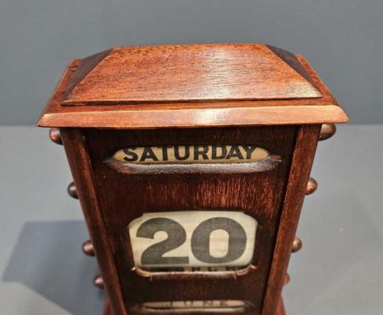 Edwardian Mahogany Perpetual Desk Calendar  - Image 4