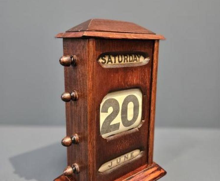Edwardian Mahogany Perpetual Desk Calendar  - Image 6