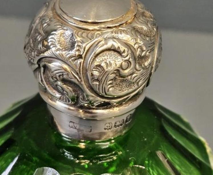 Victorian Emerald Flashed Cut Crystal Silver Topped Scent Bottle - Image 4
