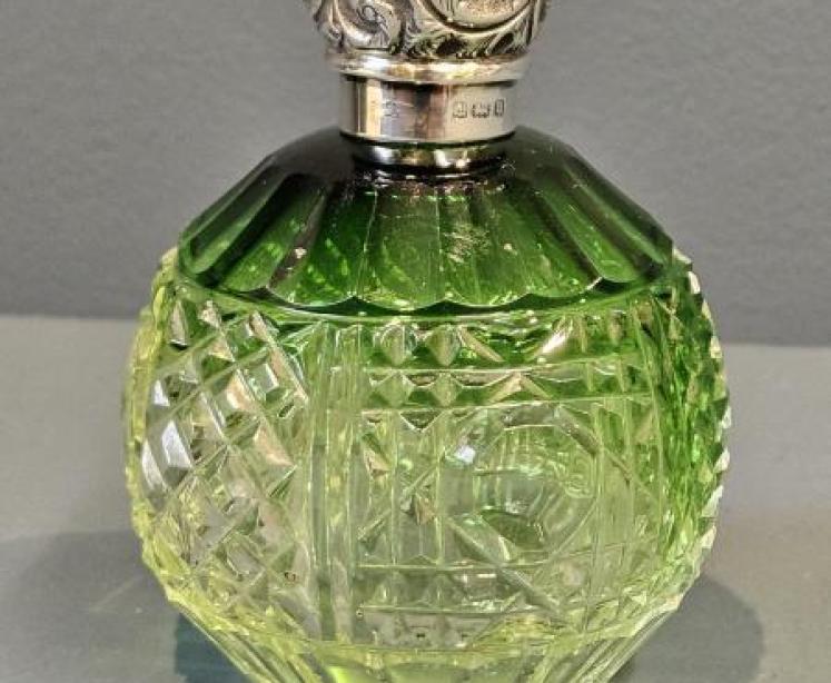 Victorian Emerald Flashed Cut Crystal Silver Topped Scent Bottle - Image 5