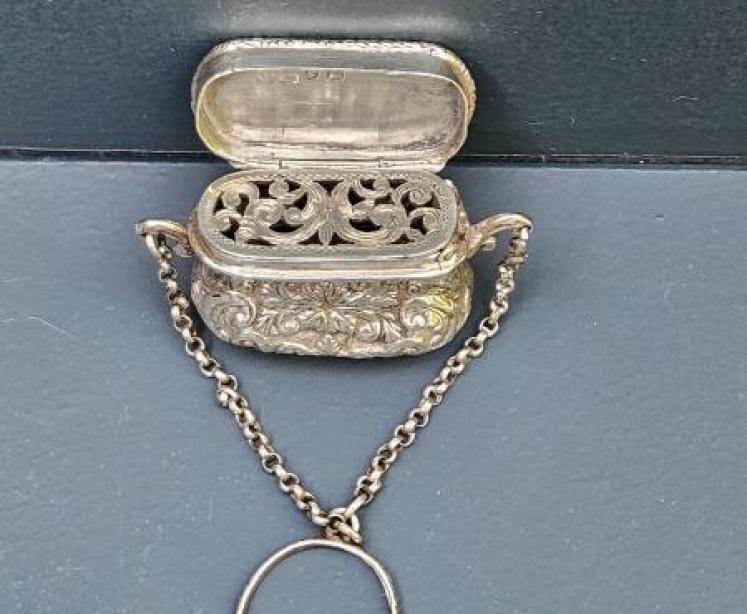 Rare Victorian Castle Top Reticule Vinaigrette - Image 3