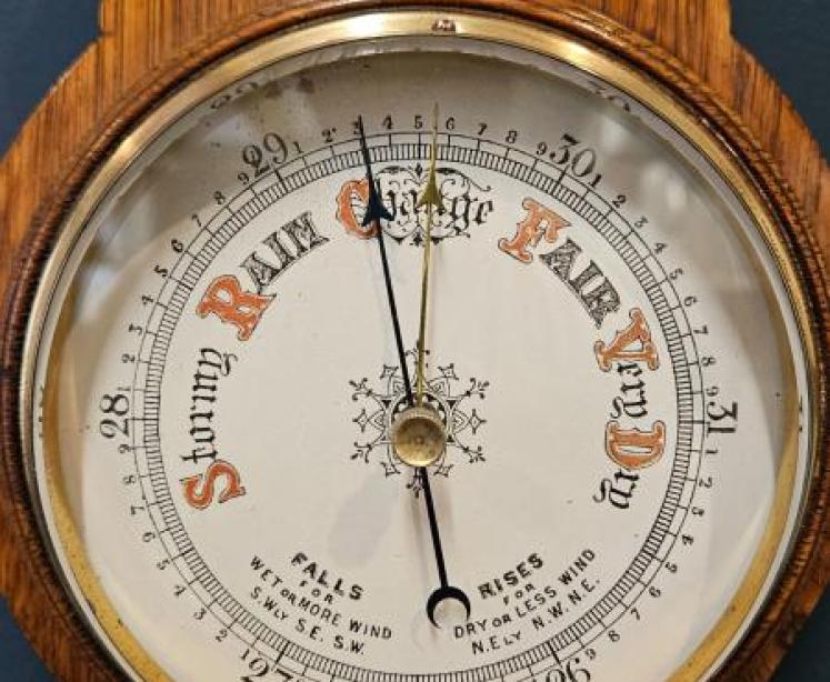 Small Victorian Oak Banjo Barometer  - Image 2
