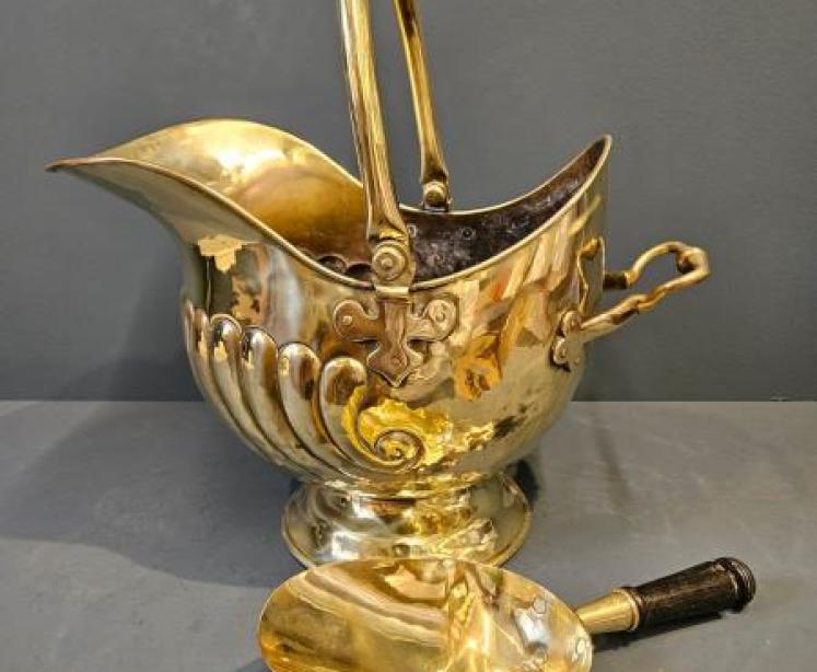 Victorian Brass Coal Scuttle and Shovel  - Image 5