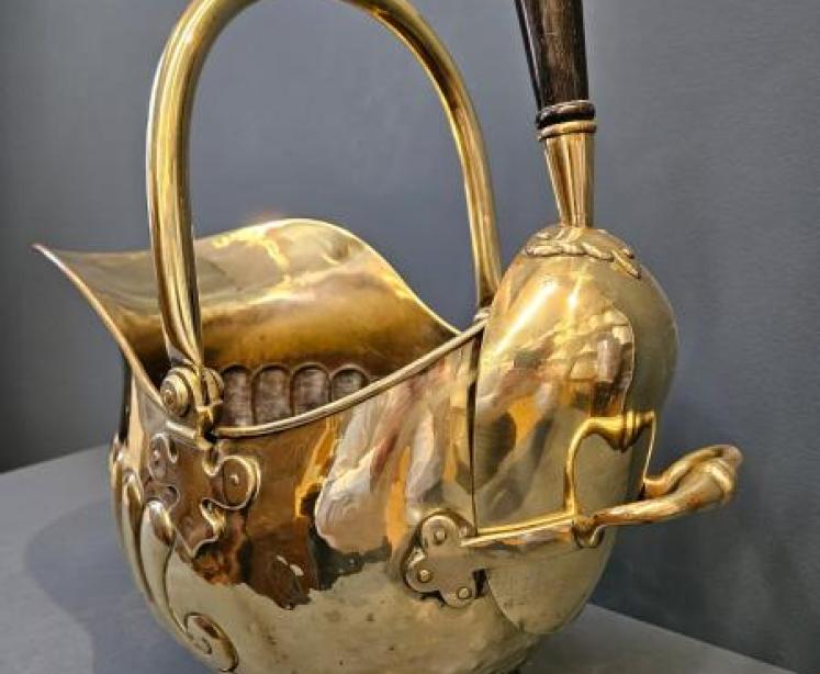 Victorian Brass Coal Scuttle and Shovel  - Image 6