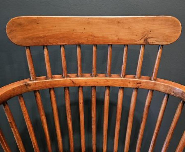 Superb Yew Wood Comb Back Windsor Chair  - Image 3