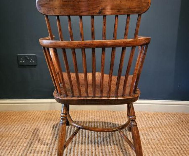 Superb Yew Wood Comb Back Windsor Chair  - Image 5