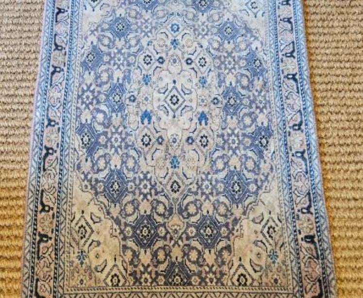 Fine Quality Small Persian Pure Wool Rug  - Image 1