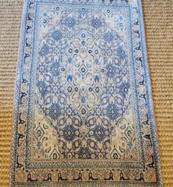 Fine Quality Small Persian Pure Wool Rug 