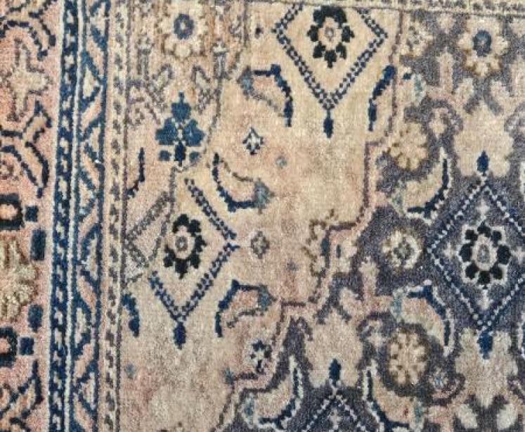 Fine Quality Small Persian Pure Wool Rug  - Image 5