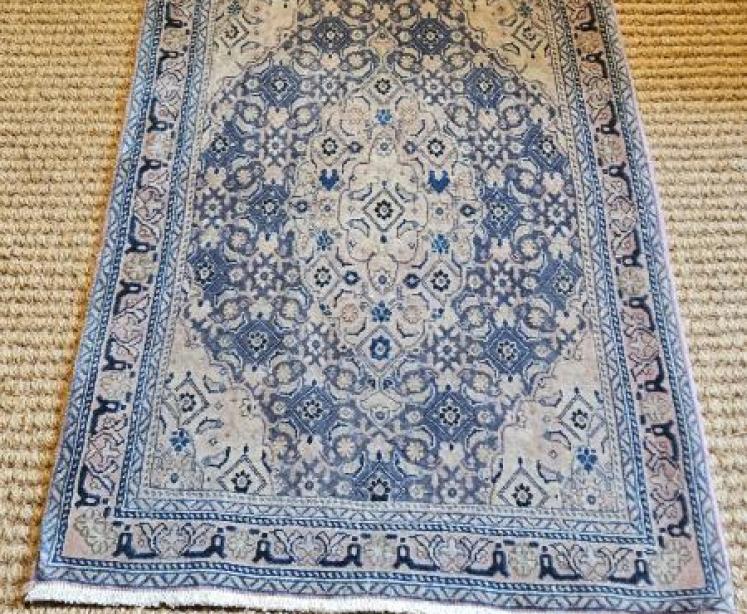 Fine Quality Small Persian Pure Wool Rug  - Image 6