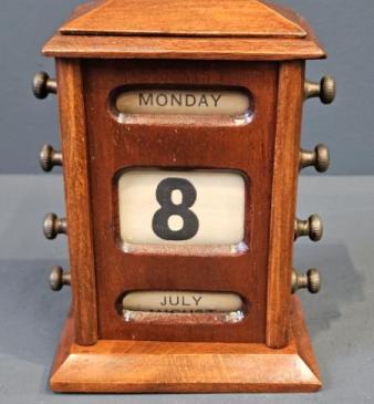 Small Edwardian Mahogany Perpetual Desk Calendar