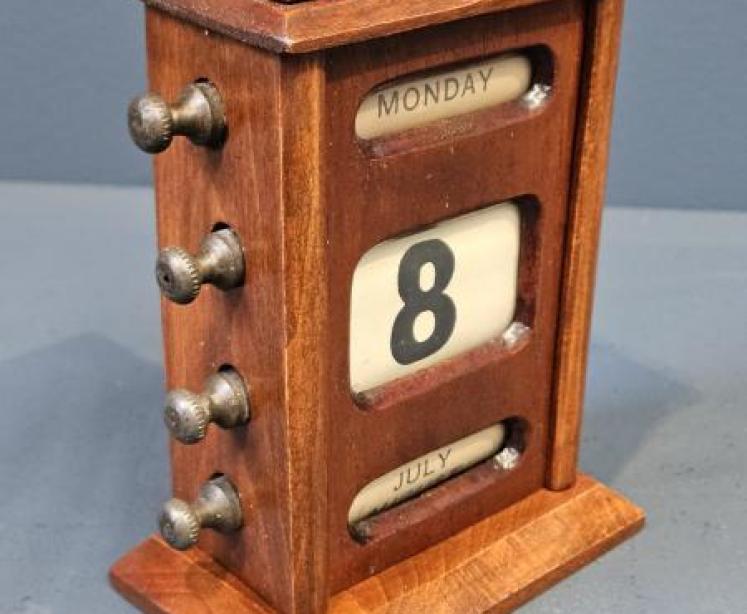 Small Edwardian Mahogany Perpetual Desk Calendar - Image 3