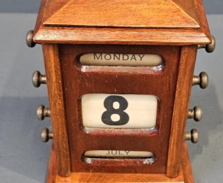Small Edwardian Mahogany Perpetual Desk Calendar - Image 5