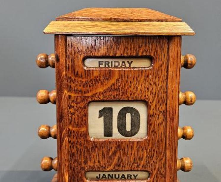 Edwardian Oak Perpetual Desk Calendar - Image 1