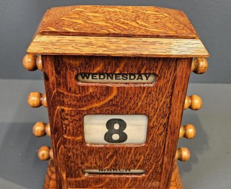 Edwardian Oak Perpetual Desk Calendar - Image 4