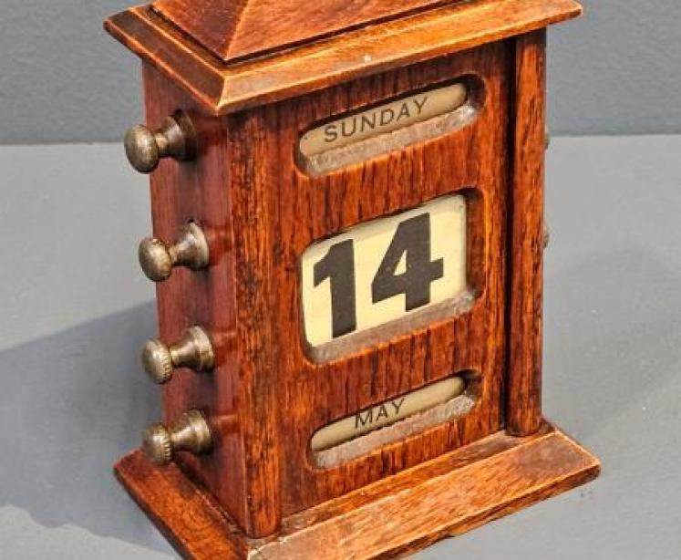 Small Edwardian Oak Perpetual Desk Calendar - Image 6