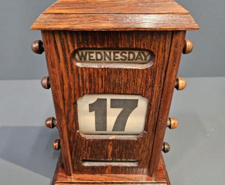 Edwardian Oak Perpetual Desk Calendar - Image 5