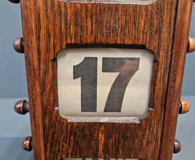 Edwardian Oak Perpetual Desk Calendar - Image 6