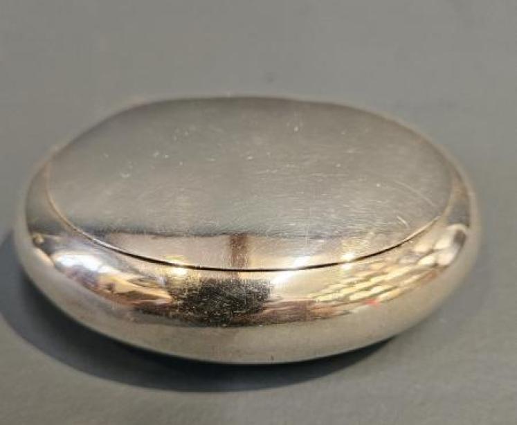 Chester Silver Squeeze Tobacco Pebble - Image 1