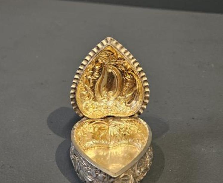 Victorian Silver Heart Shaped Lidded Box - Image 2
