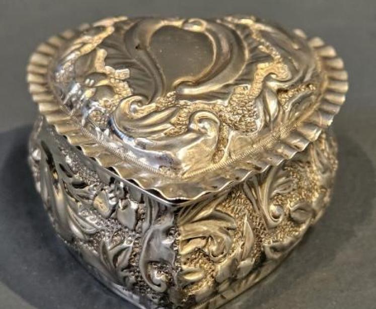 Victorian Silver Heart Shaped Lidded Box - Image 3