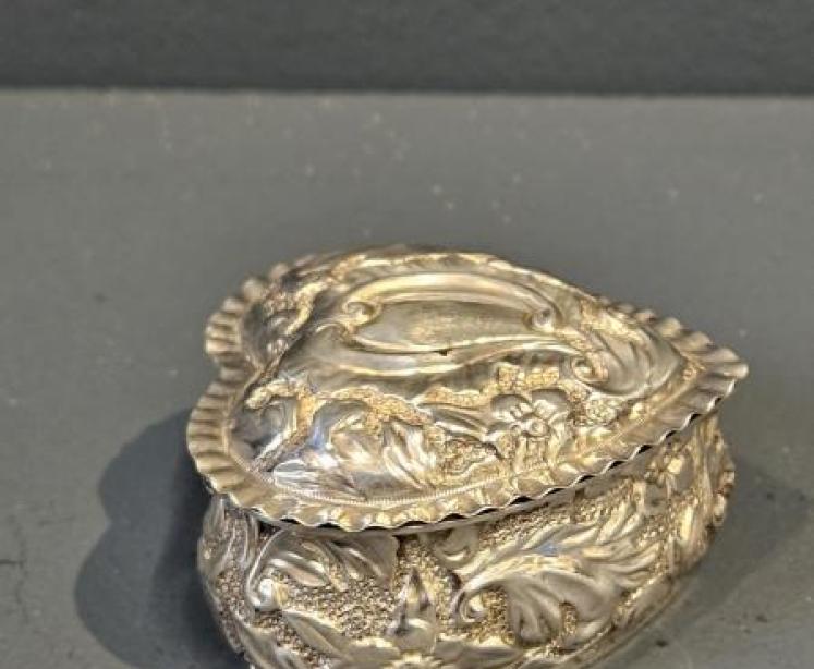 Victorian Silver Heart Shaped Lidded Box - Image 4