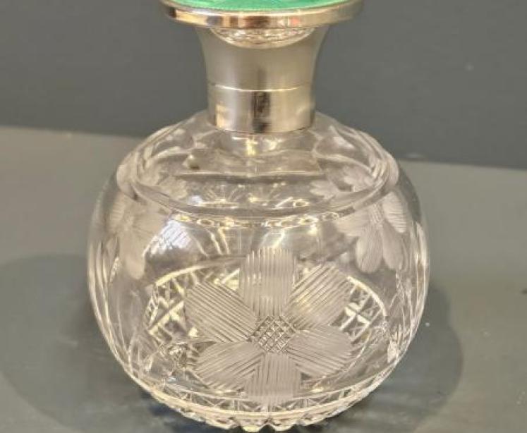 George V Silver and Enamel Topped Crystal Scent Bottle - Image 1