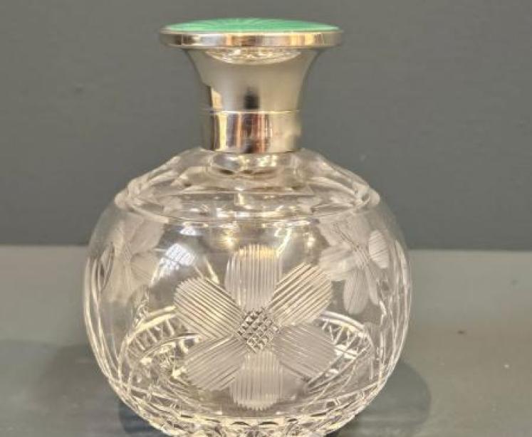 George V Silver and Enamel Topped Crystal Scent Bottle - Image 2