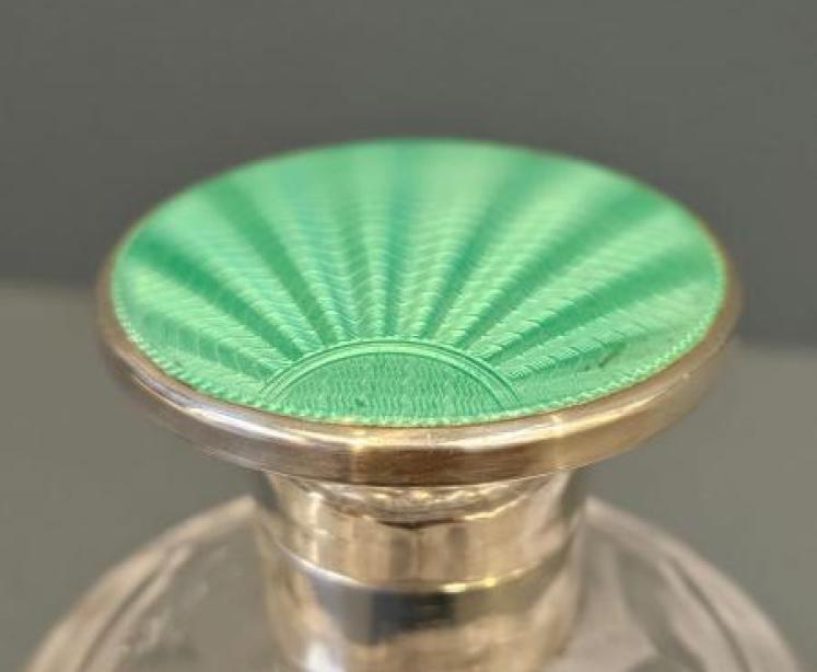 George V Silver and Enamel Topped Crystal Scent Bottle - Image 3