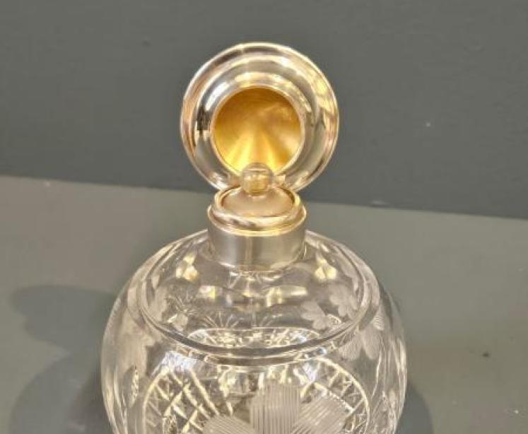 George V Silver and Enamel Topped Crystal Scent Bottle - Image 4