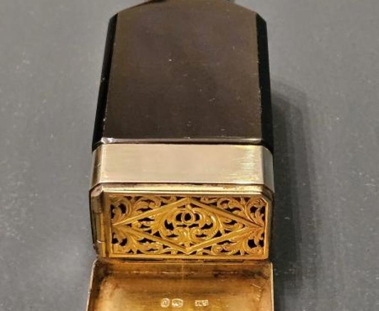 Victorian Sampson Mordan Smelling Salts Bottle and Vinaigrette  - Image 6