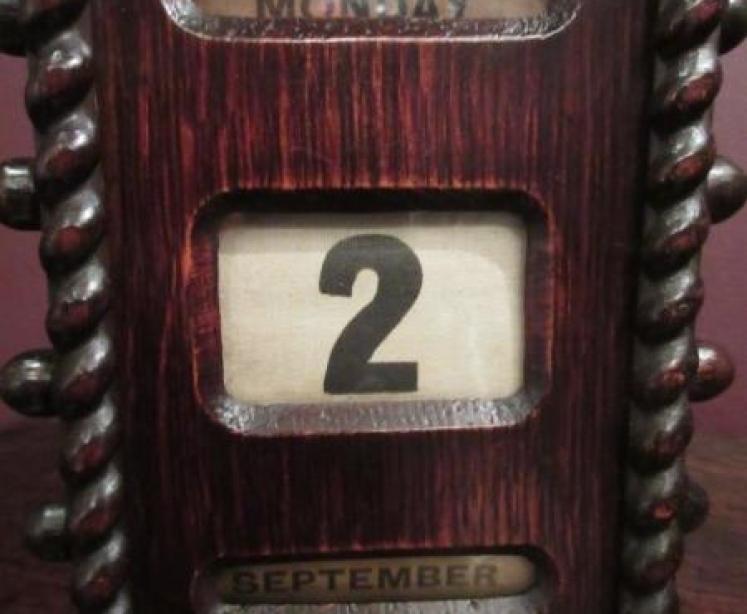 Small Edwardian Period Polished Oak Desk Calendar - Image 2