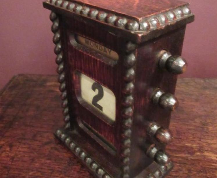 Small Edwardian Period Polished Oak Desk Calendar - Image 3