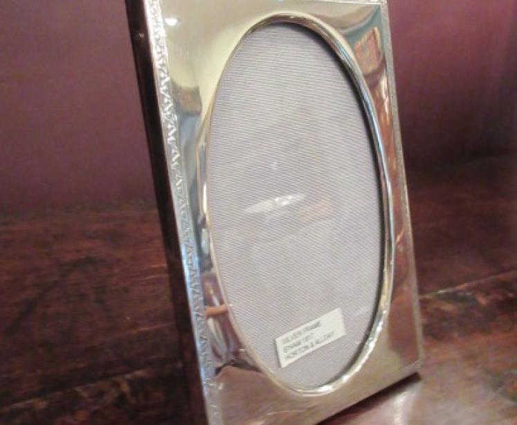George V Period Silver Oval Centre Photo Frame - Image 1
