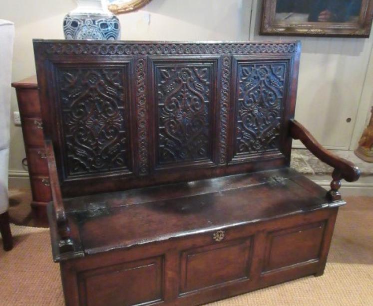 Early Period Oak Carved Back Settle.c.1700 - Image 1