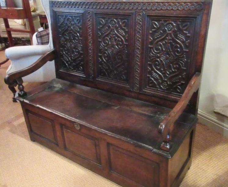 Early Period Oak Carved Back Settle.c.1700 - Image 5